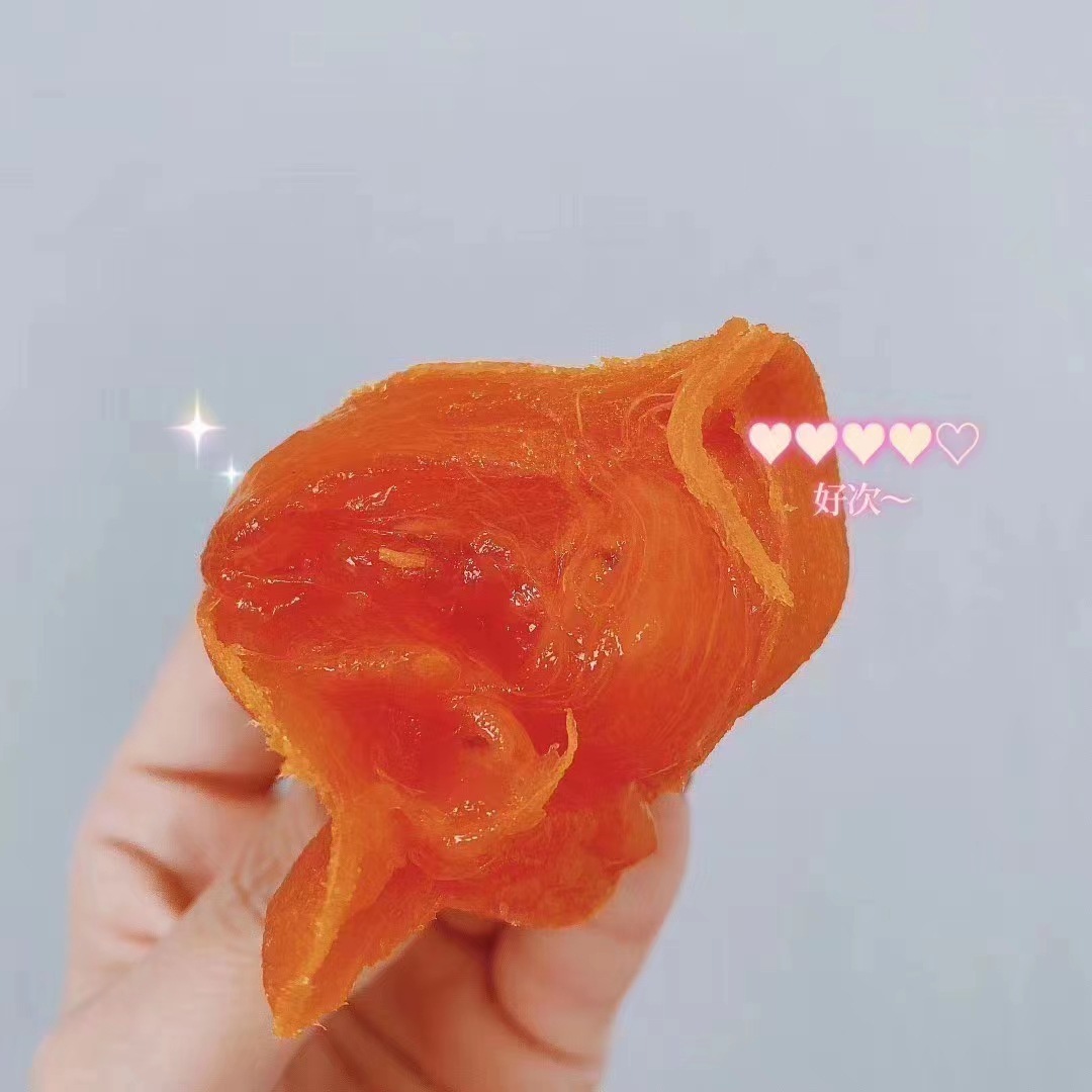 부드러운 심장을 가진 신선한 토마토 케이크는 자연스럽게 태양의 서리로 덮습니다.