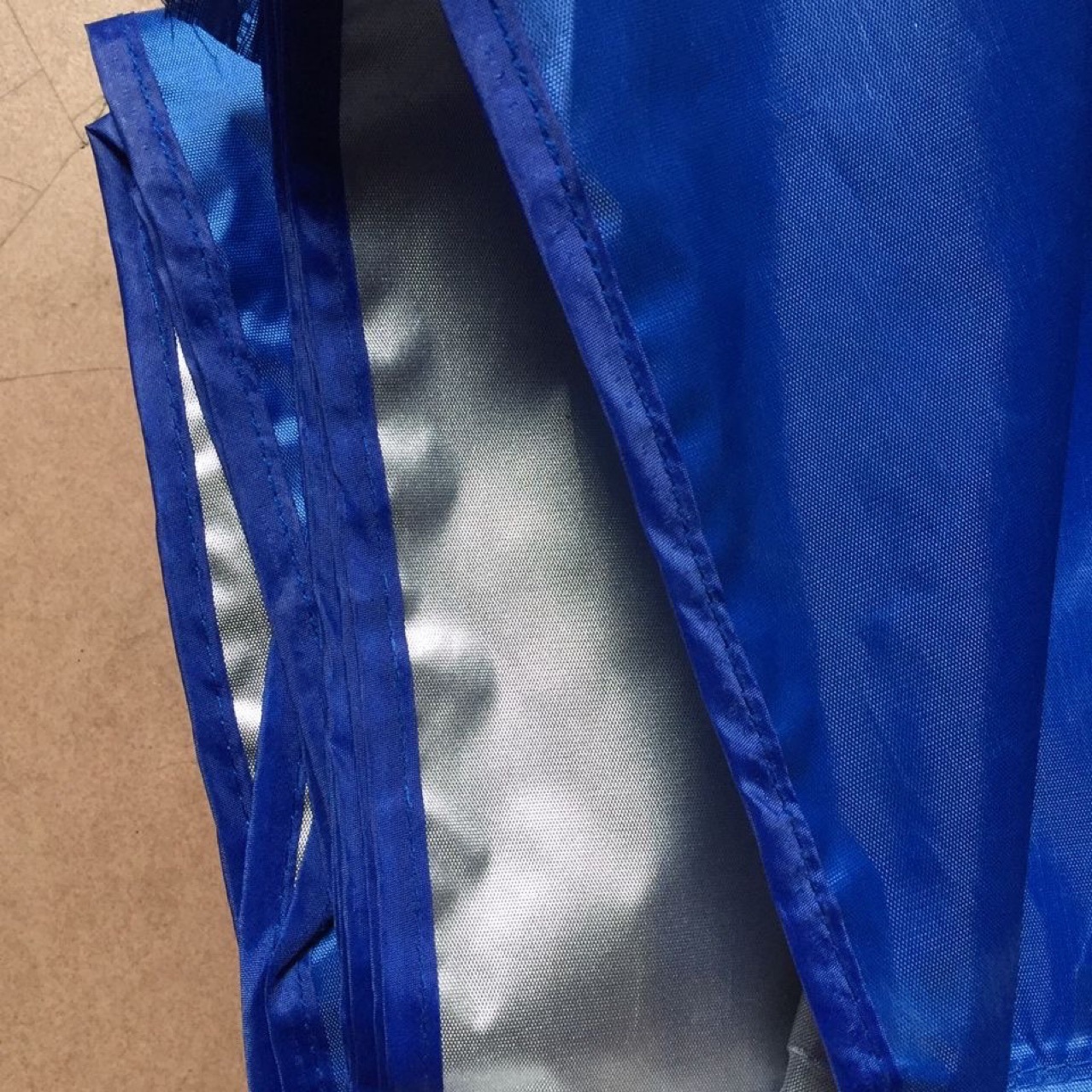 Chiếc lều bốn chân dày 3x3m, mái lều ngoài trời, và tấm bạt được bao phủ bởi một cây dù.