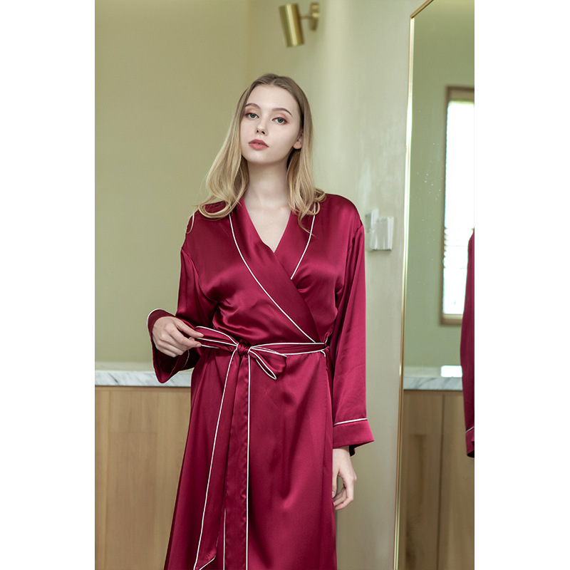 Toàn bộ quần áo lụa để mặc đồ pyjama.