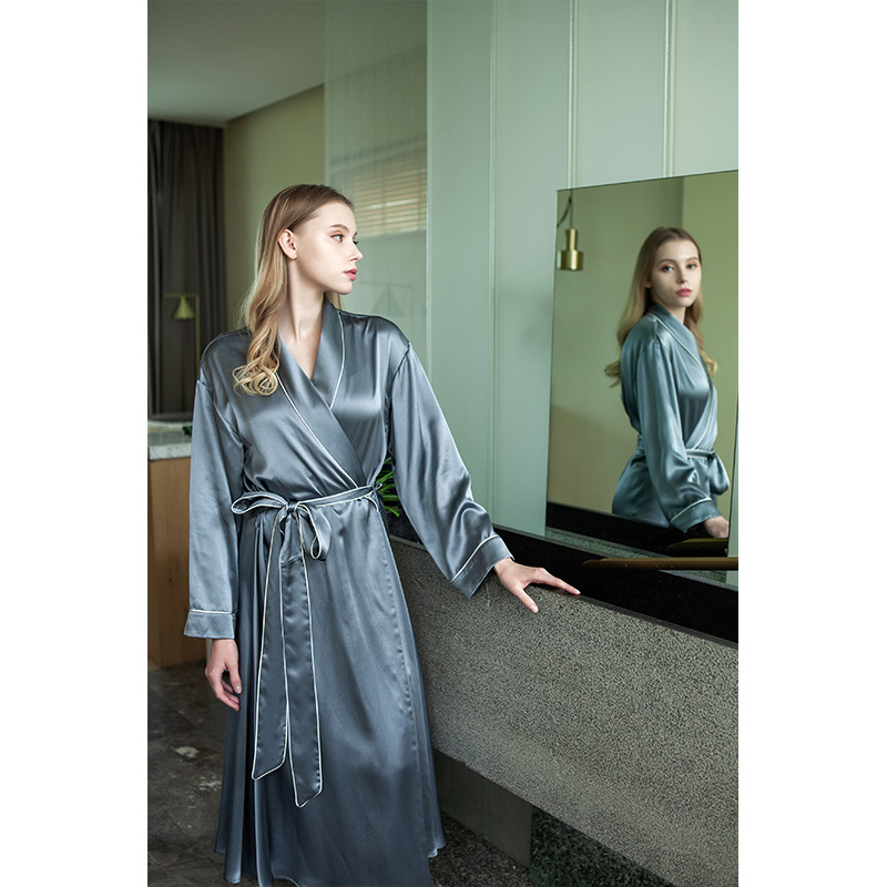 Toàn bộ quần áo lụa để mặc đồ pyjama.