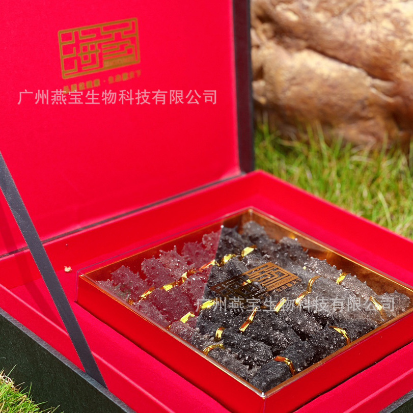 Một hộp dưa chuột khô 7-8 năm với một người máy đại diện.