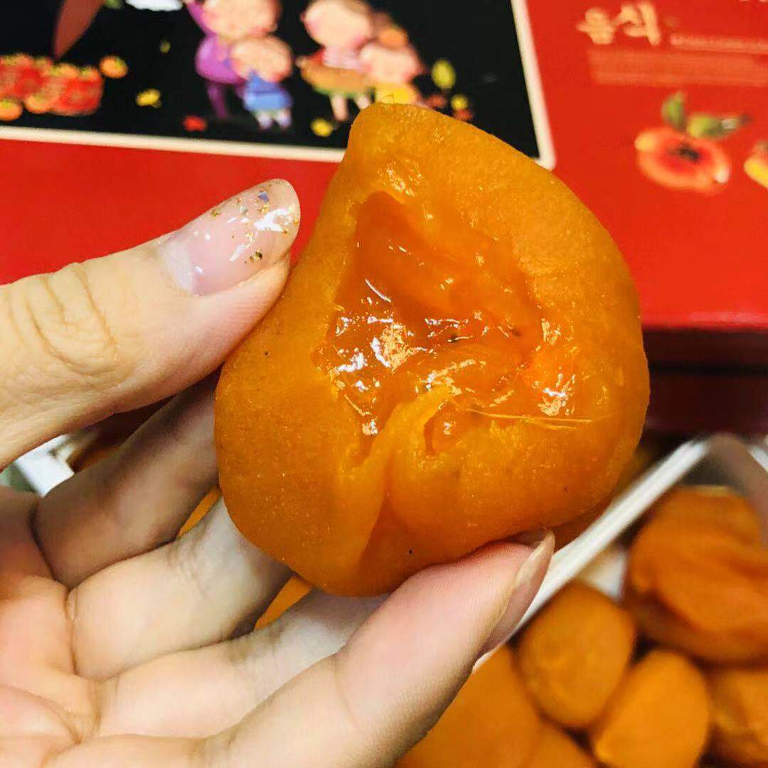 부드러운 심장을 가진 신선한 토마토 케이크는 자연스럽게 태양의 서리로 덮습니다.