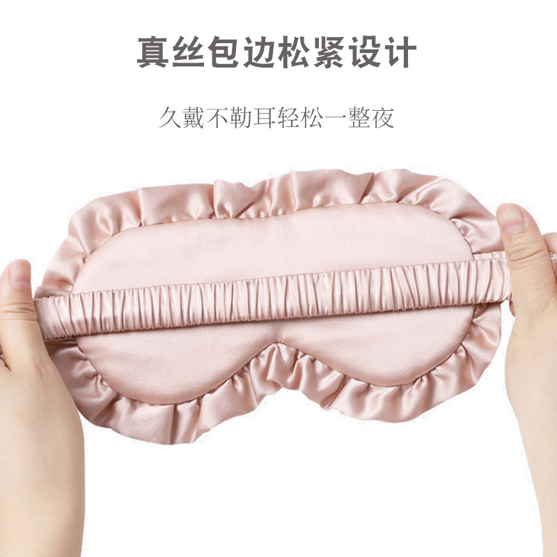 Mặt nạ bằng lụa của nhà máy bao phủ đôi tai các cô gái trẻ.