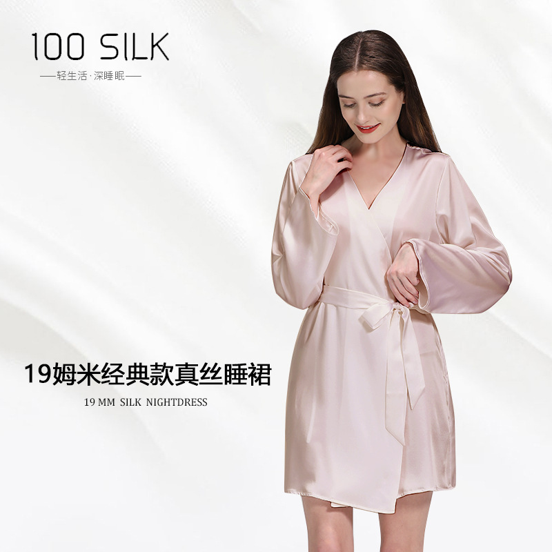 Vào mùa xuân và mùa hè, một người phụ nữ với một chiếc váy lụa có 100% lụa, mỏng manh, dẻo dai, nhiều màu sắc của bộ váy gia đình tơ lụa.