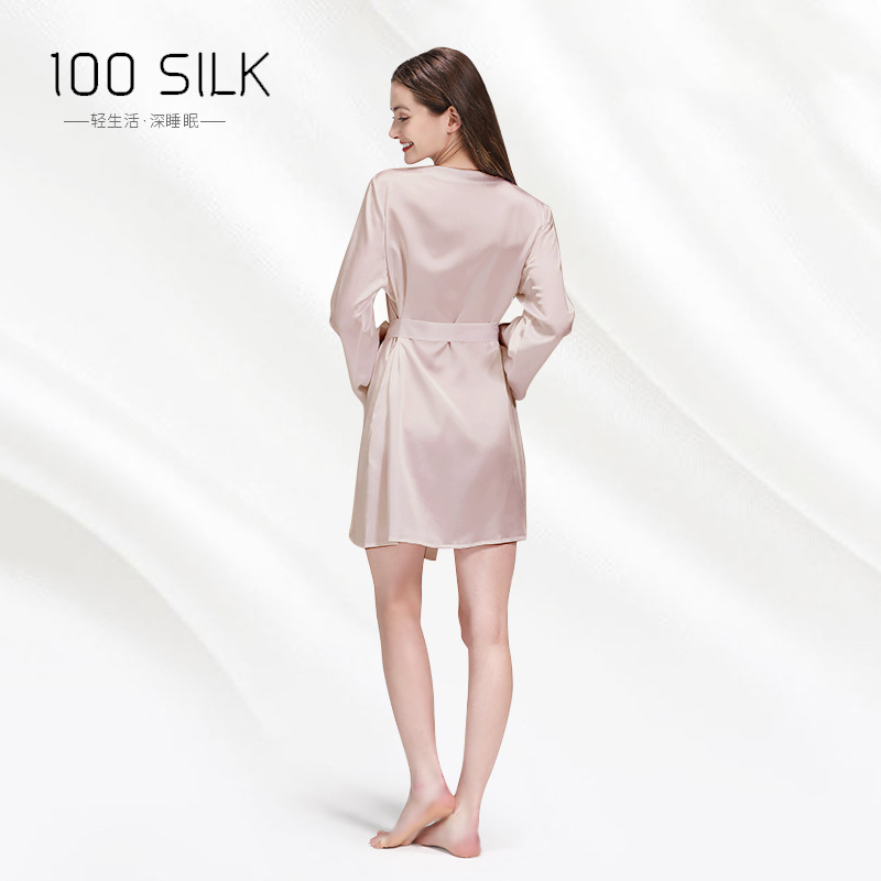 Vào mùa xuân và mùa hè, một người phụ nữ với một chiếc váy lụa có 100% lụa, mỏng manh, dẻo dai, nhiều màu sắc của bộ váy gia đình tơ lụa.