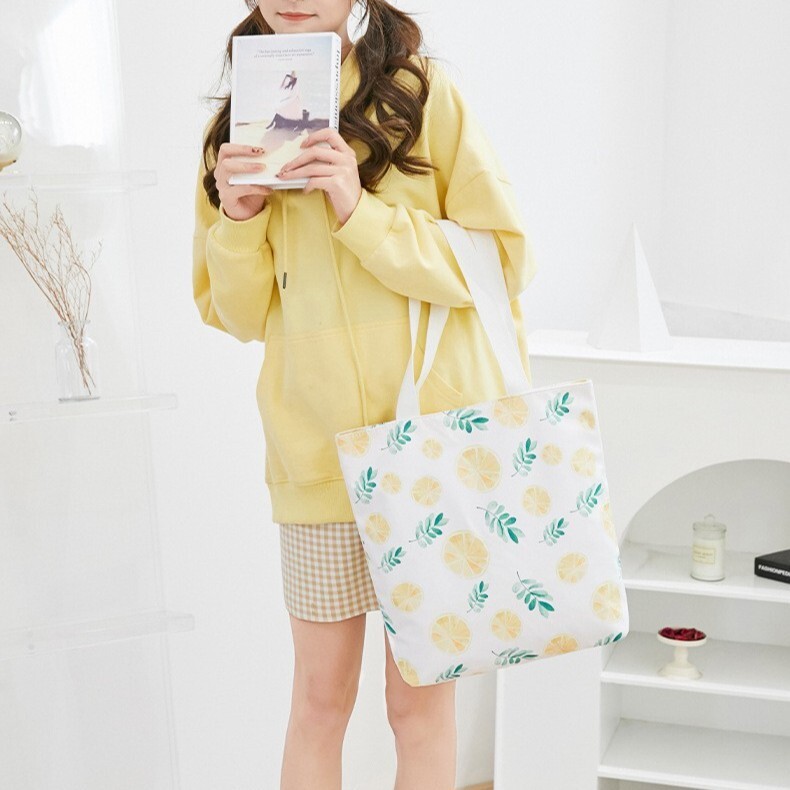 Bạn gái mới của Sam với một túi cành cây dễ thương