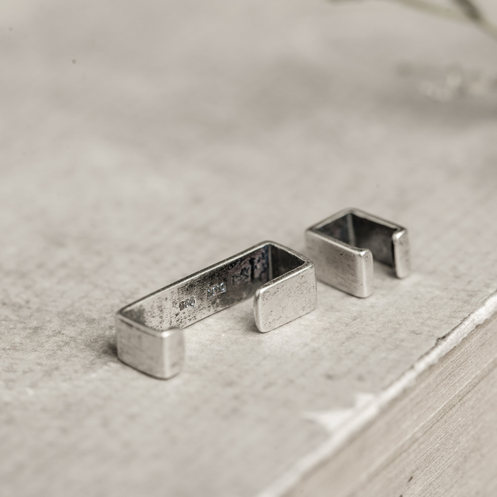 925, pure silver and extravagant rectangular earbone.