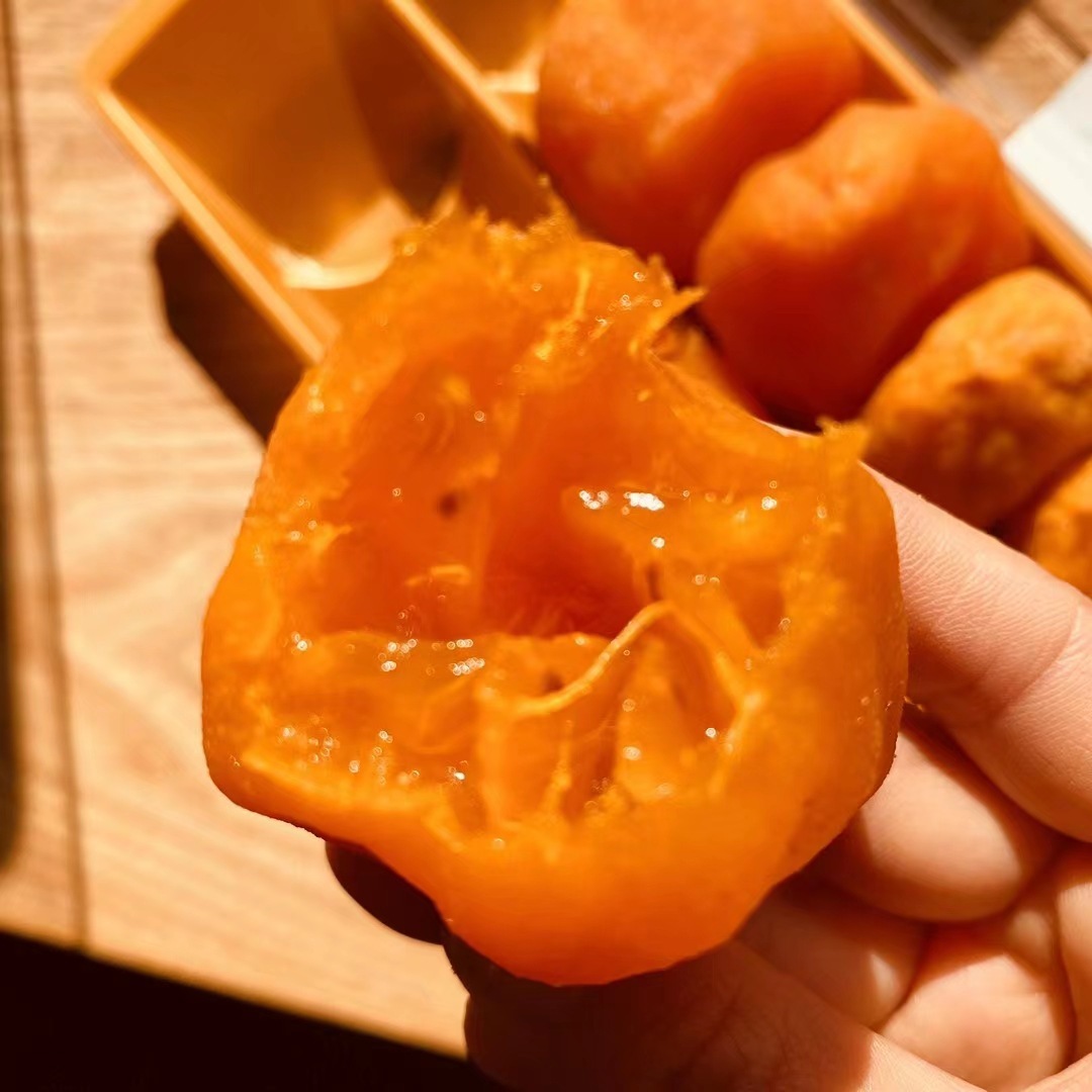 부드러운 심장을 가진 신선한 토마토 케이크는 자연스럽게 태양의 서리로 덮습니다.