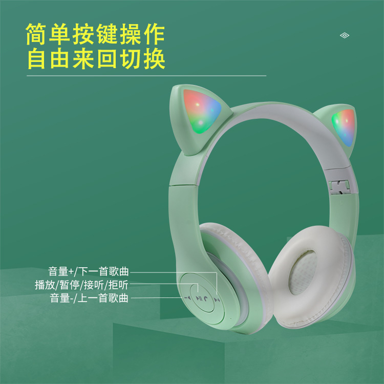 Một sinh viên mới dễ thương mèo với một máy nghe nhạc màu xanh dương không dây.