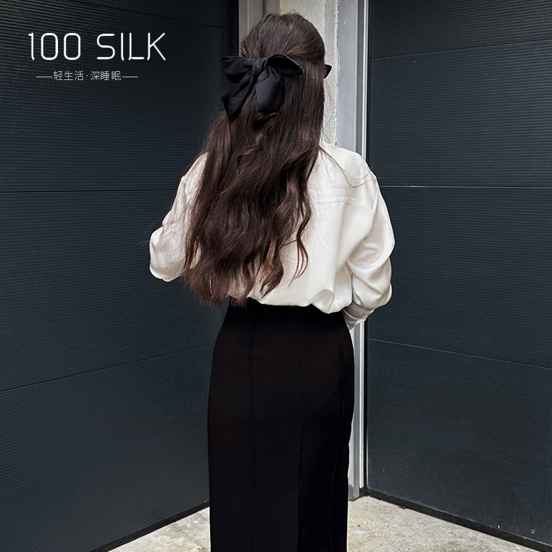 Tôi 22m Cô gái mặc áo mi Mijins với 100% vải lụa mịn bằng sợi lụa mềm dưới áo vai.