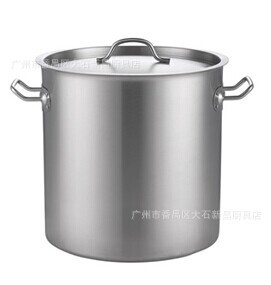 Trong bếp, ba xu súp thực phẩm với một nồi hơi điện từ cơ bản.