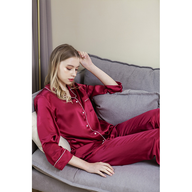Toàn bộ trang trí một chiếc pyjama dài 19m với một bộ đồ lụa nặng 100 pound.