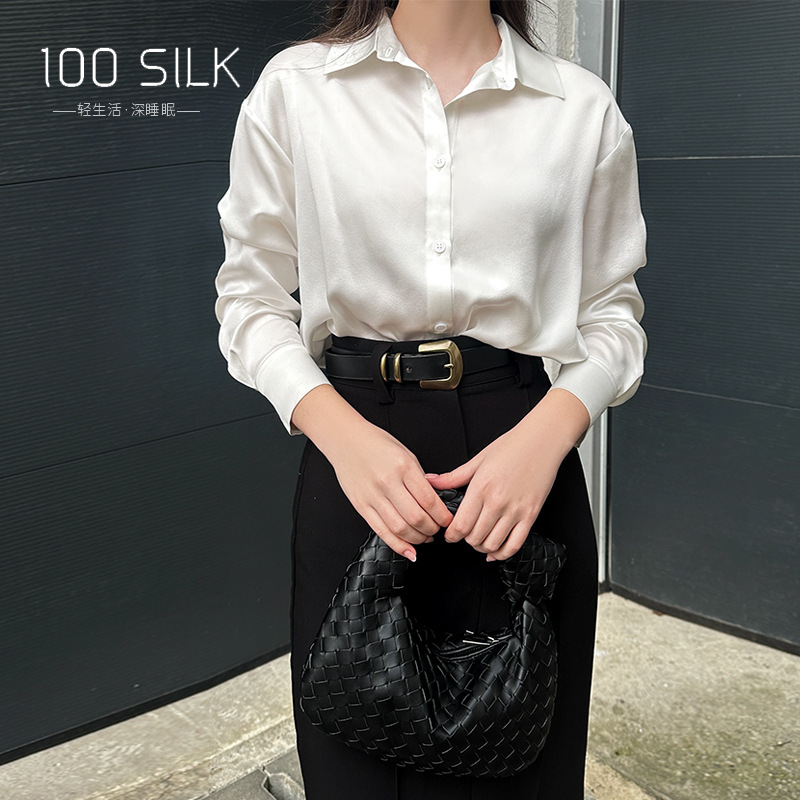 Tôi 22m Cô gái mặc áo mi Mijins với 100% vải lụa mịn bằng sợi lụa mềm dưới áo vai.