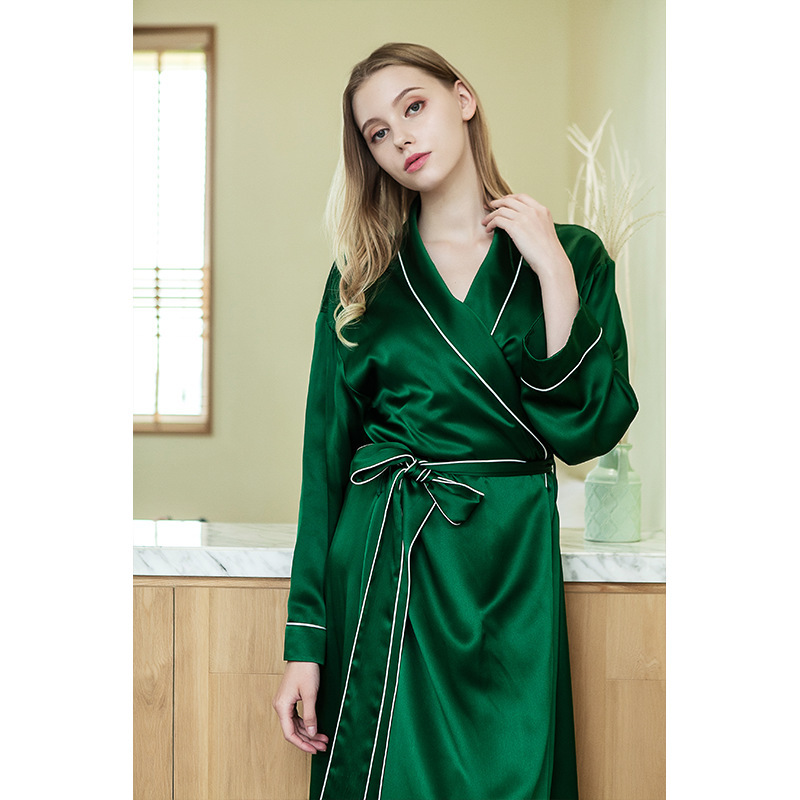 Toàn bộ quần áo lụa để mặc đồ pyjama.
