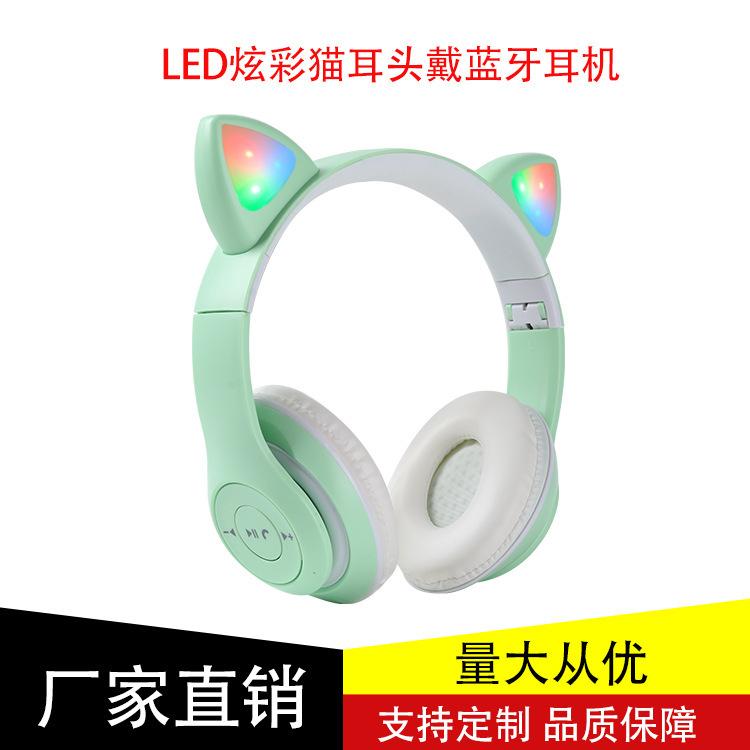 Một sinh viên mới dễ thương mèo với một máy nghe nhạc màu xanh dương không dây.