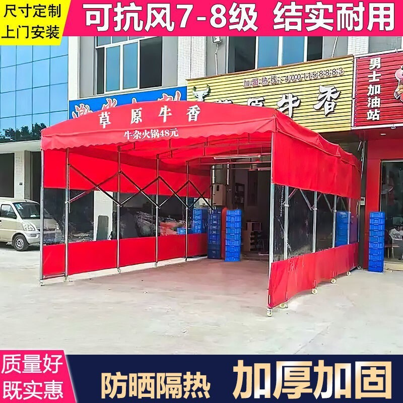 Những chiếc xe di động chống mưa lang thang bên ngoài các chuồng lớn gấp lại những lều bị co lại và bị đốt cháy