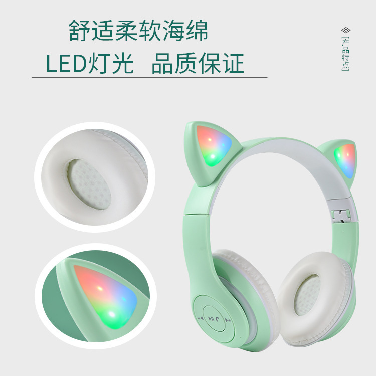 Một sinh viên mới dễ thương mèo với một máy nghe nhạc màu xanh dương không dây.