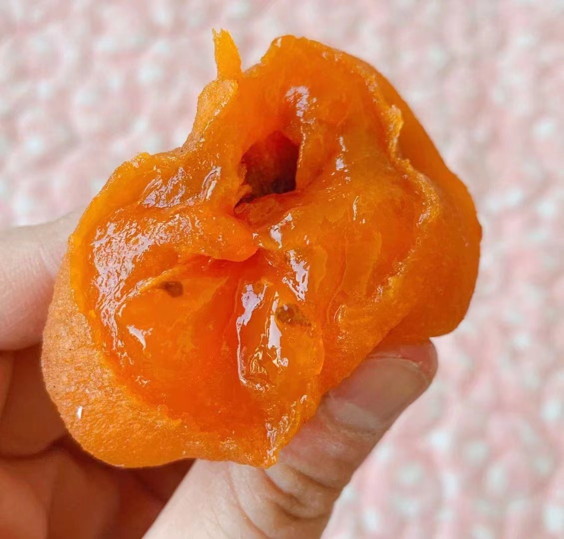 부드러운 심장을 가진 신선한 토마토 케이크는 자연스럽게 태양의 서리로 덮습니다.
