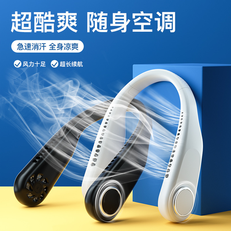 Một gã lười biếng với một cái quạt nhỏ của Mỹ đang gấp một cái quạt không lá.