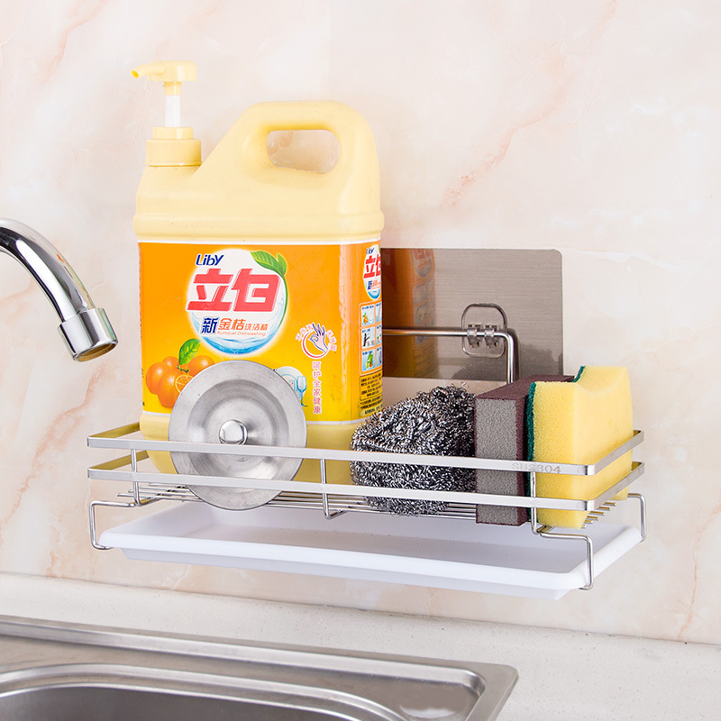 Một cái giỏ nhựa đường phủ đầy tường với thép không gỉ và một cái đĩa rửa chén và cái giỏ giặt giẻ rách không có nhựa đường.