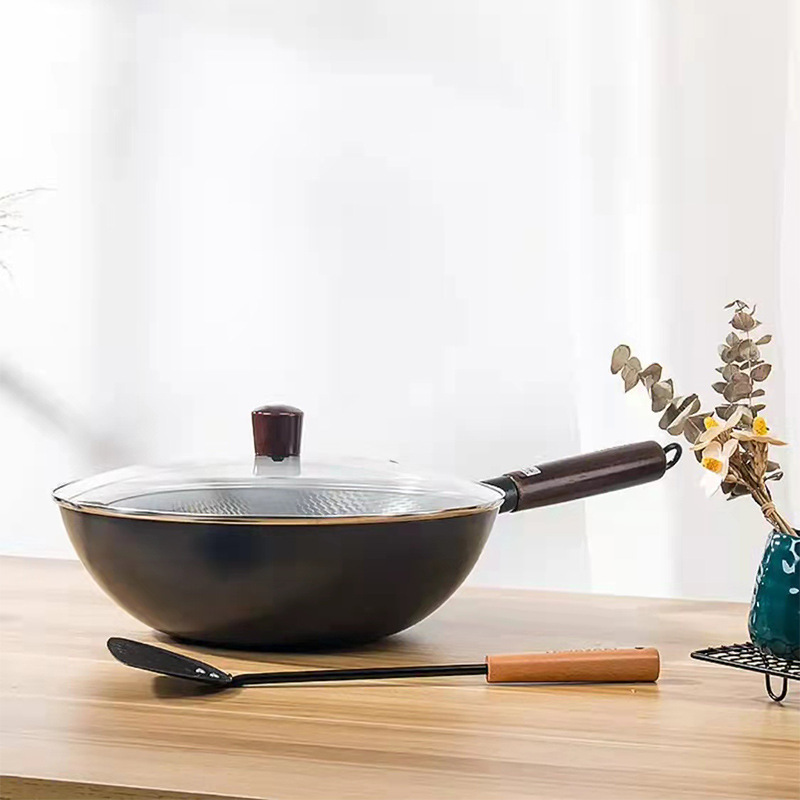 Nhà mới của TAMASAKI với chảo sắt cũ và bếp ga.