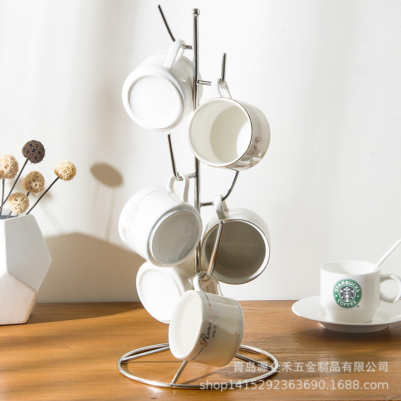 Cái giá cà phê với những sáng tạo thép không gỉ để lấy một cái kệ cốc của Mark với một ly nước tua lại.