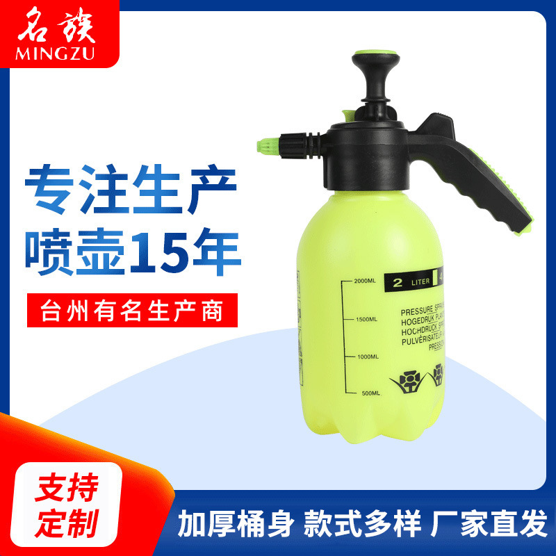 Đặt những dụng cụ làm vườn 2 lít, những bi-đông nước lớn, áp suất không khí trong nước.