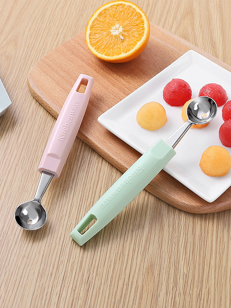 Người thợ săn dưa hấu thép không gỉ cắt trái cây và điêu khắc máy cắt cho vòng trái cây.