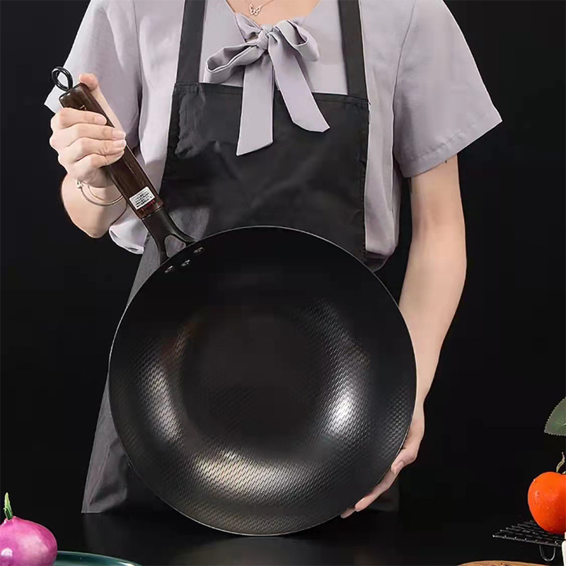 Nhà mới của TAMASAKI với chảo sắt cũ và bếp ga.