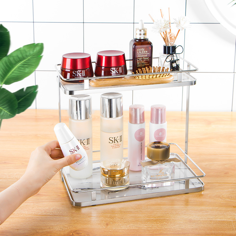 Cái kệ trang điểm của thợ giặt, cái tủ quần áo có da trên tủ.