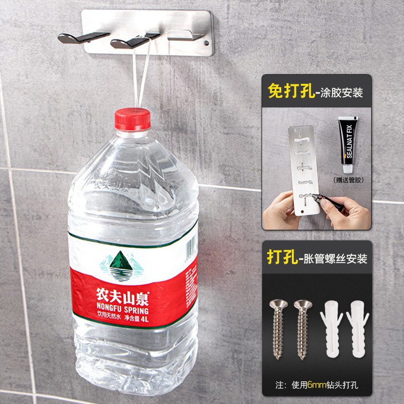 Một máy thổi gió với một nhà vệ sinh không rỉ thép gắn tường trong nhà vệ sinh
