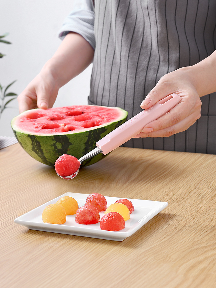 Người thợ săn dưa hấu thép không gỉ cắt trái cây và điêu khắc máy cắt cho vòng trái cây.