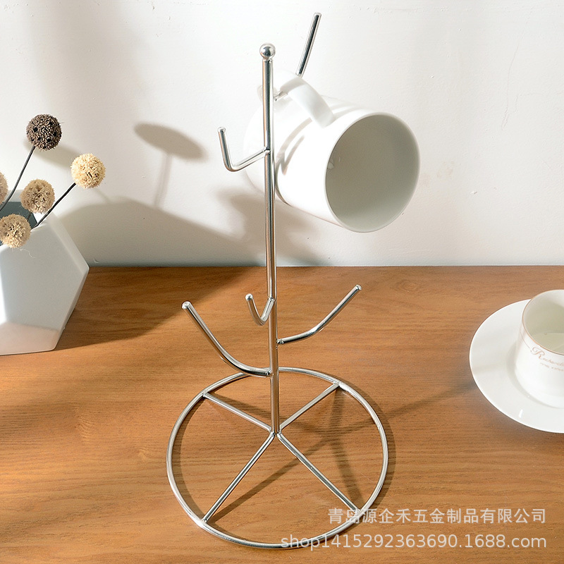 Cái giá cà phê với những sáng tạo thép không gỉ để lấy một cái kệ cốc của Mark với một ly nước tua lại.