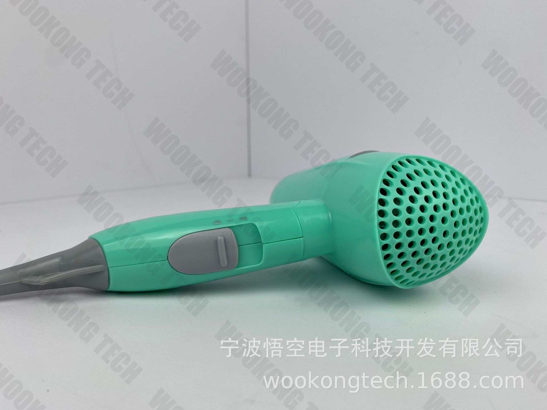 Trực tiếp truyền tín hiệu từ máy thổi gió tại khách sạn Mute.