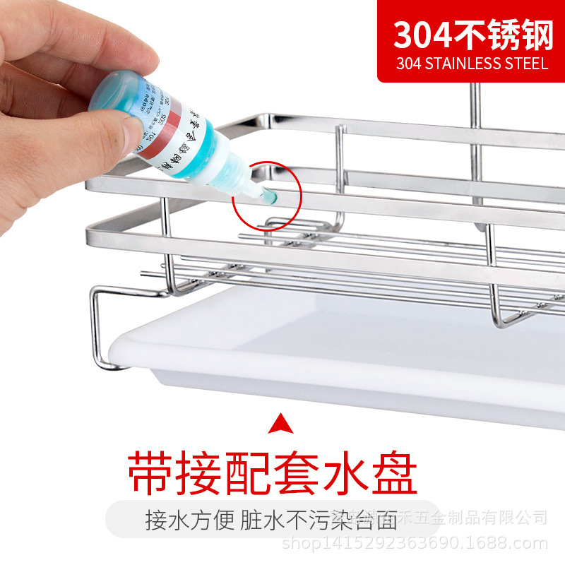 Một cái giỏ nhựa đường phủ đầy tường với thép không gỉ và một cái đĩa rửa chén và cái giỏ giặt giẻ rách không có nhựa đường.