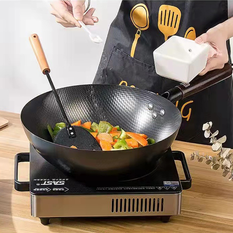 Nhà mới của TAMASAKI với chảo sắt cũ và bếp ga.