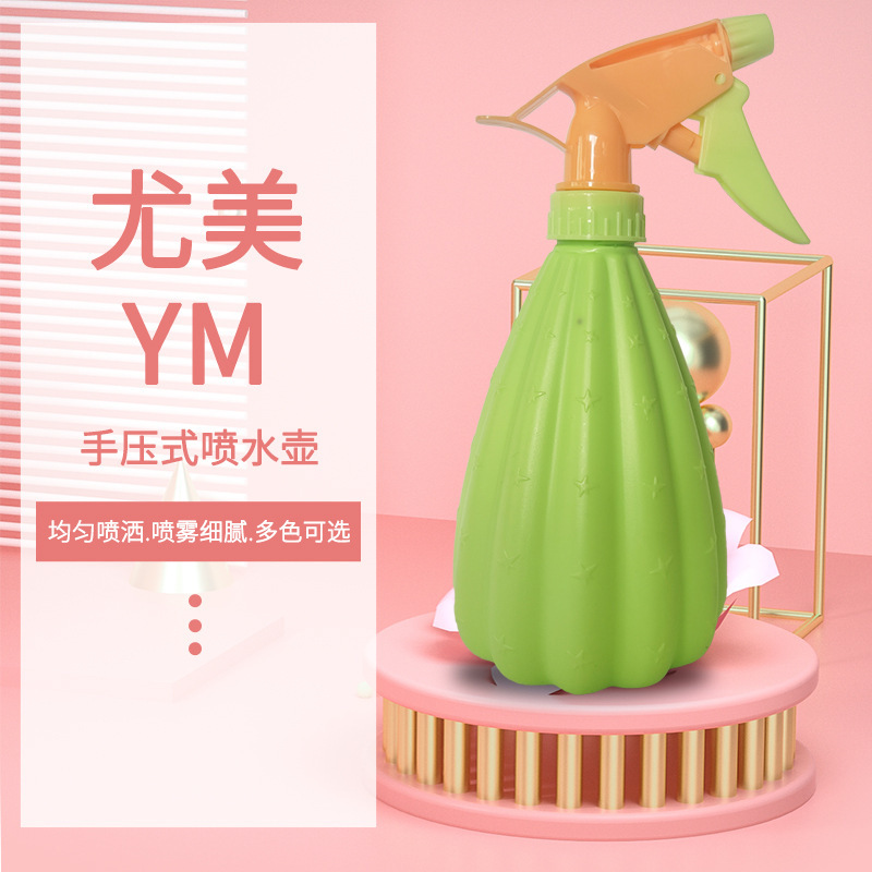 Làm vườn với những thùng nước phun khí áp suất trong nhà của bình nước được trồng ở nhà.