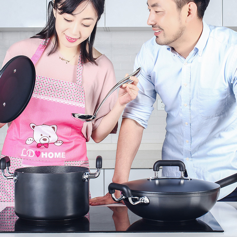 Ba thợ rèn không có lớp phủ để làm việc trên chảo băng + 2 bộ