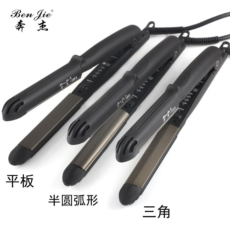 Một chiếc xe lăn thẳng với một chiếc vòng ba vòng hình tam giác hình tam giác hình tròn.