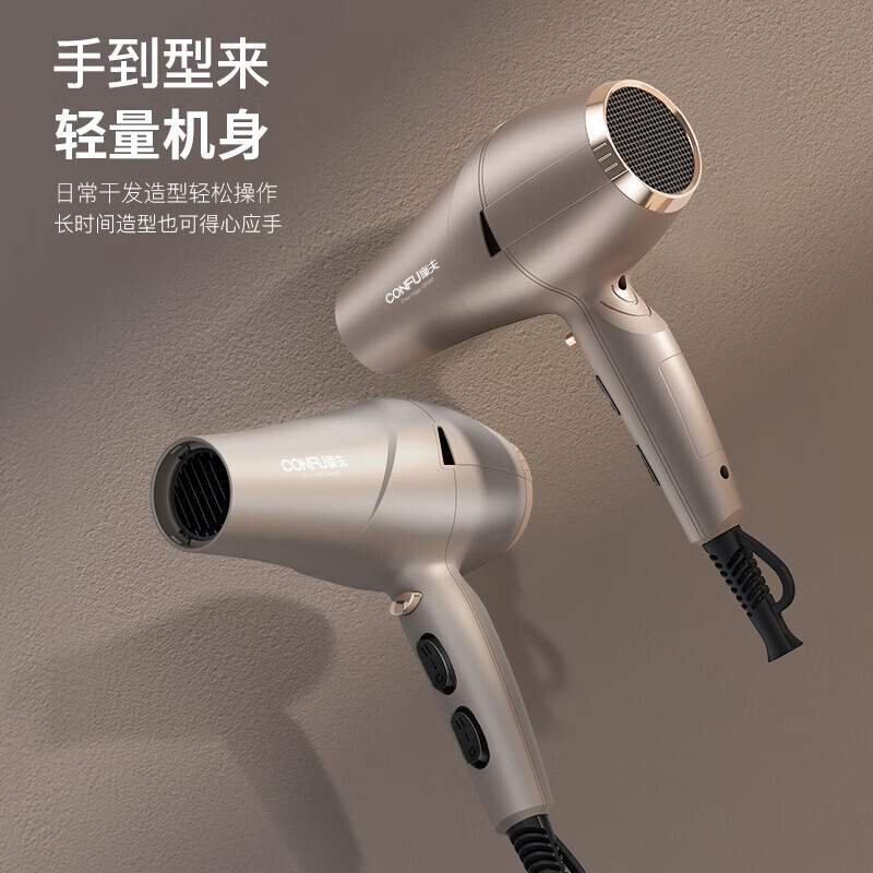Một thợ làm tóc trong một tiệm làm tóc tại nhà máy Konft với một cái lò sưởi cực mạnh.