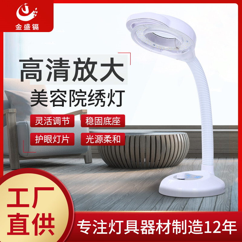 Ánh sáng đèn LED rực rỡ phóng đại gương với một đèn pha lạnh ở nhà.