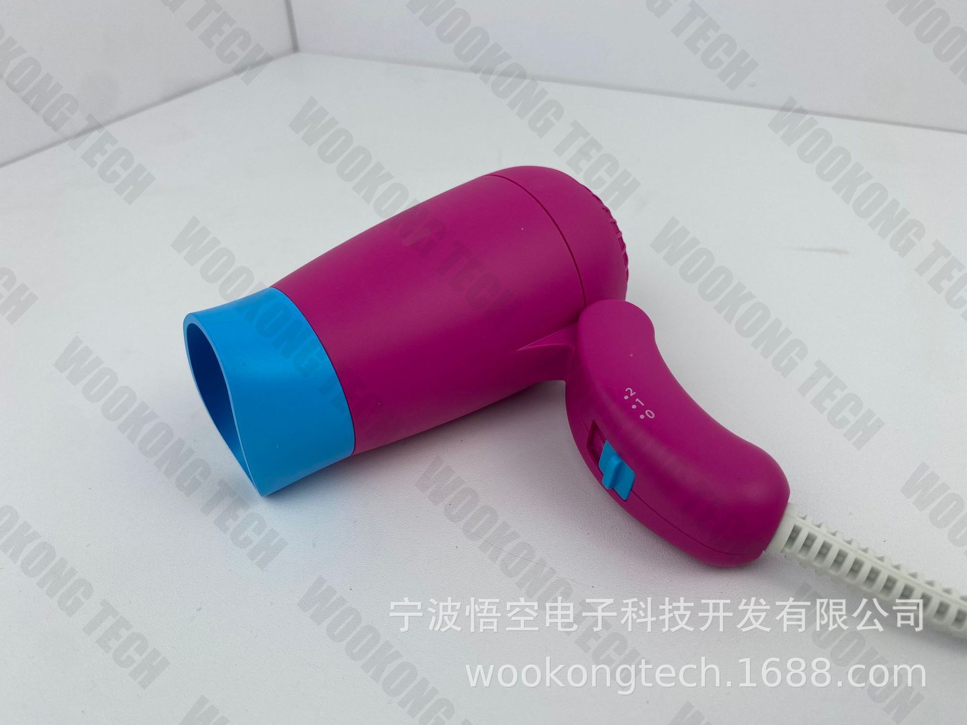 Những đứa trẻ thổi kèn sử dụng hàng loạt quà tặng để xuất khẩu những đứa trẻ im lặng để thổi tung mông chúng.