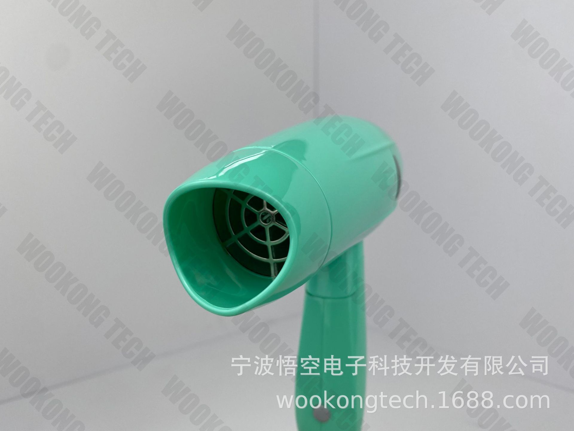 Trực tiếp truyền tín hiệu từ máy thổi gió tại khách sạn Mute.