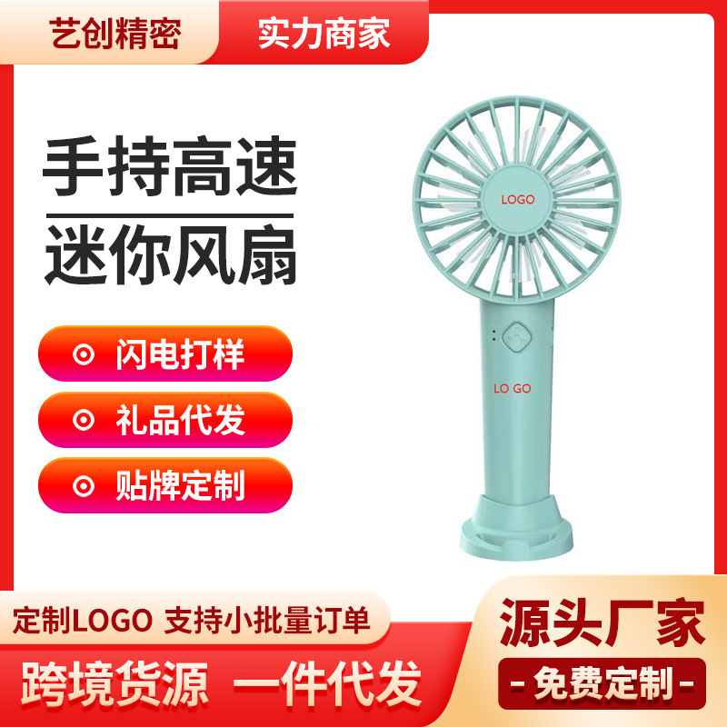 Một người hâm mộ nhỏ với một cái quạt ton với một cái quạt nhỏ với cái quạt nhỏ