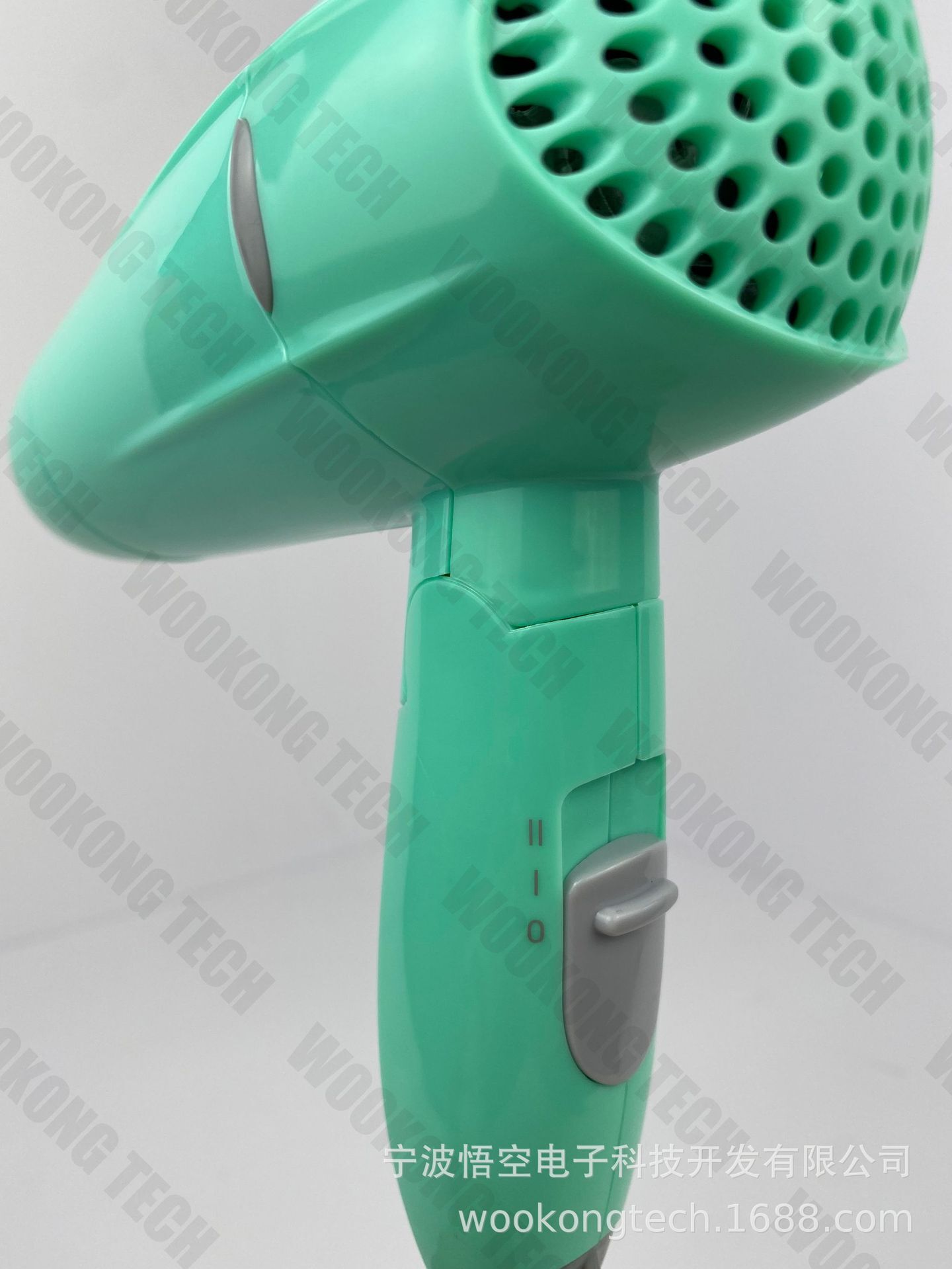 Trực tiếp truyền tín hiệu từ máy thổi gió tại khách sạn Mute.