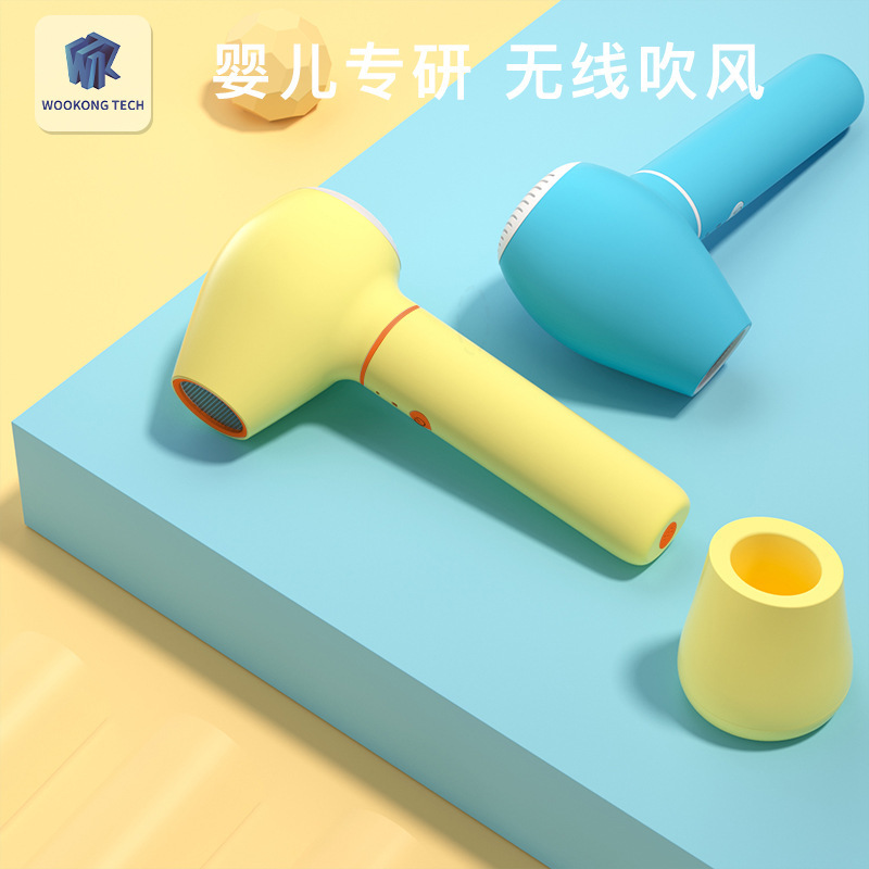 Cho trẻ ăn máy thổi không dây.