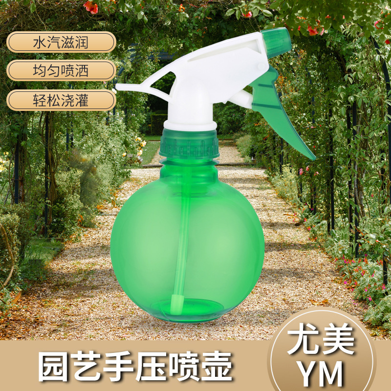 Phun nước với một chai sương mỏng trong nhà của một chai rượu nhỏ.