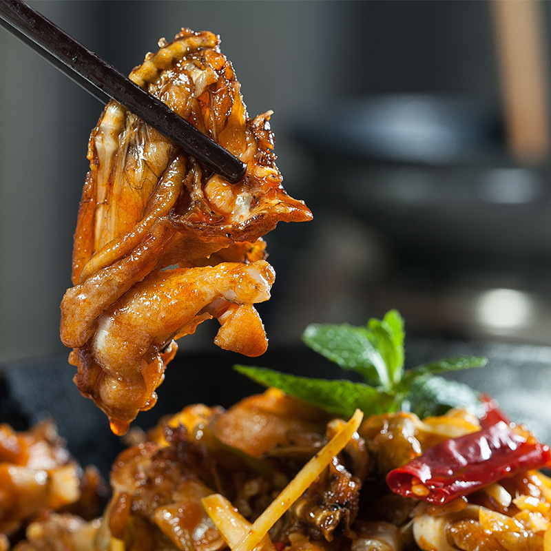 The factory sells the 25-kg condensed spicy crayfish, crayfish, frog-dry sauce.