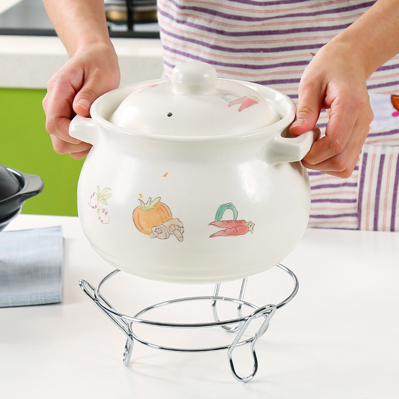 Một nồi hơi thép không rỉ trong bếp, với một nồi hơi dày, một cái giá đơn giản, một nồi hơi được cách nhiệt.