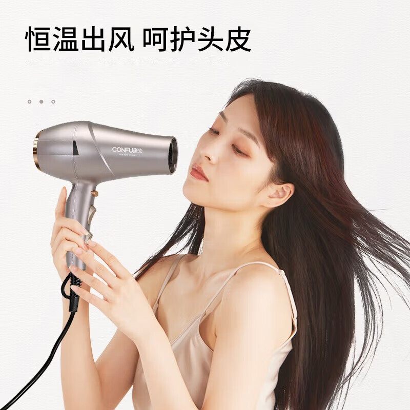 Một thợ làm tóc trong một tiệm làm tóc tại nhà máy Konft với một cái lò sưởi cực mạnh.
